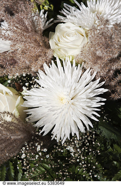 Blumengesteck mit weißen Chrysanthemen und Rosen