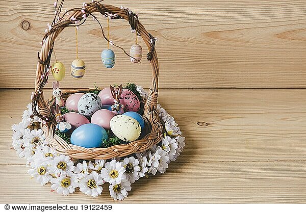 Blumenkranz um Korb mit Eiern