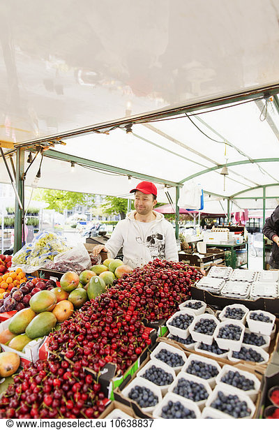 Blumenmarkt Frucht verkaufen Markt Straßenverkäufer