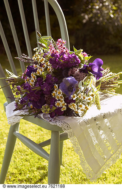 Blumenstrauß im Stuhl im Freien