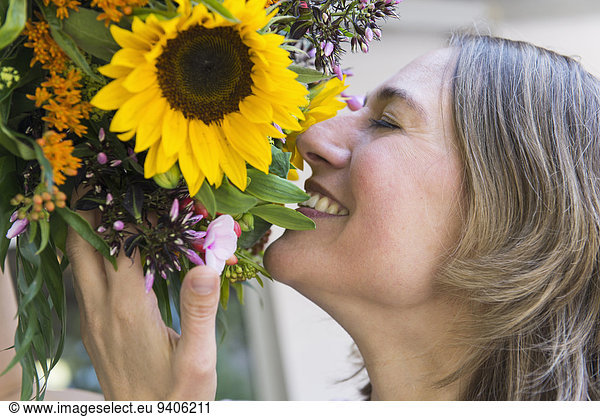 Blumenstrauß Strauß Frau lächeln Mittelpunkt Erwachsener