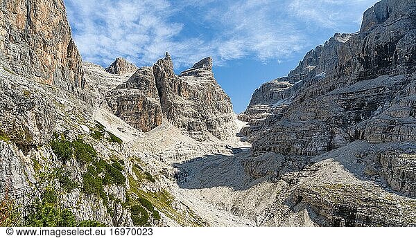 Bocca del Tuckett und Cima Sella. Die Brenta-Dolomiten  die zum UNESCO-Welterbe Dolomiten gehören. Europa  Italien  Trentino  Val Rendena.