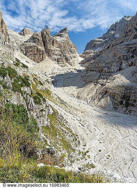 Bocca del Tuckett und Cima Sella. Die Brenta-Dolomiten  die zum UNESCO-Welterbe Dolomiten gehören. Europa  Italien  Trentino  Val Rendena.
