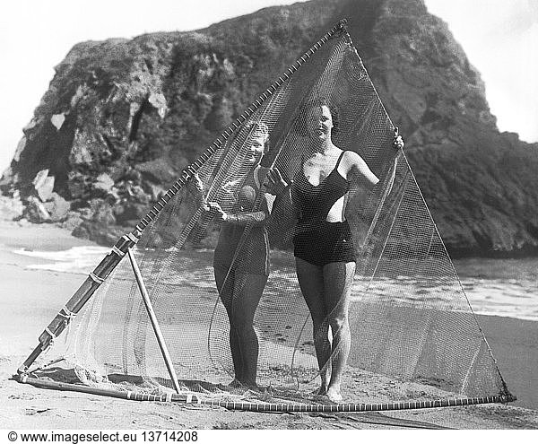 Bodega Bay  Kalifornien: ca. 1937 Zwei Einwohner von Sonoma County posieren am Strand mit ihrem Netz zum Brandungsangeln.