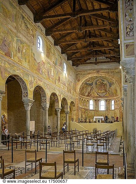 Bodenmosaike um 1150 und prächtige Fresken aus dem 14.Jh. in der Abteikirche von Pomposa  Codigoro  Provinz Ferrara  Italien  Europa