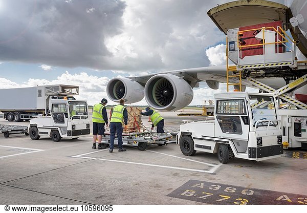 Bodenpersonal beim Verladen von Fracht auf A380-Flugzeuge