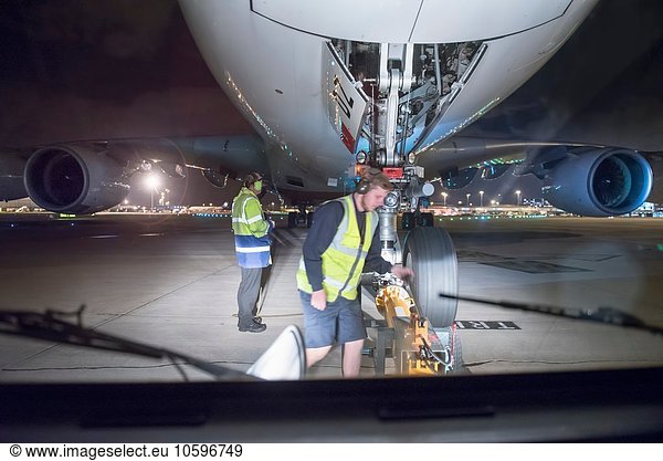 Bodenpersonal entkoppelt Schlepper A380 nachts auf der Start- und Landebahn
