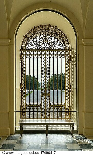 Bodentiefes Fenster mit kunstvollem Gitter am Neuen Schloss Herrenchiemsee auf der Herreninsel  Chiemsee  Bayern  Deutschland  Europa