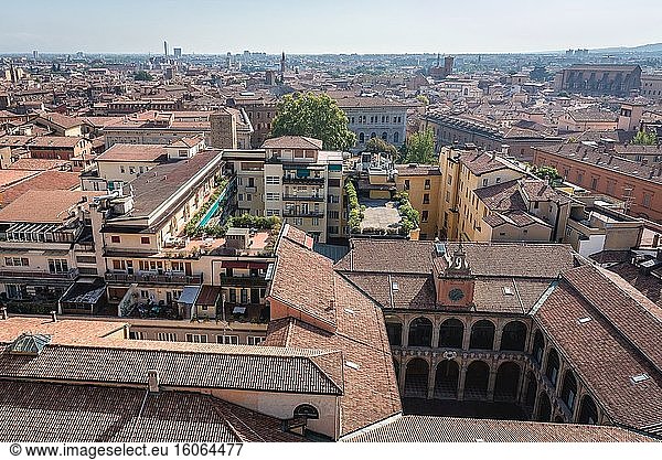 Bologna,  Hauptstadt und größte Stadt der Region Emilia Romagna in Italien - Blick von der Basilika San Petronio mit dem Gebäude des Archiginnasio von Bologna.