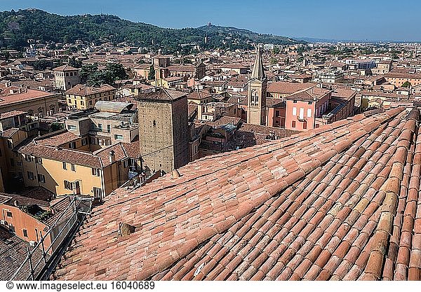 Bologna  Hauptstadt und größte Stadt der Region Emilia Romagna in Italien - Blick von der Basilika San Petronio mit Torre Galluzzi.