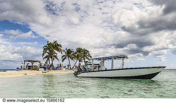 Boot am Silk Caye  Meeresschutzgebiet  Karibischer Ozean; Belize