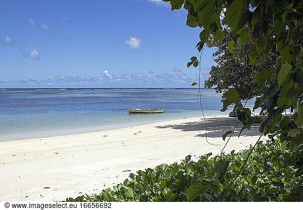 Boot am Strand von Baie Ternay und im Baie Ternay Marine National Park an der Westküste der Insel Mah? auf den Seychellen.