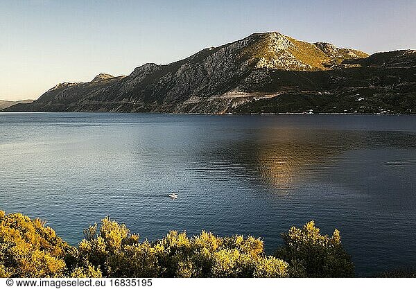 Boot bei Sonnenuntergang  Epidauros (Epidavros)  Peloponnes  Griechenland
