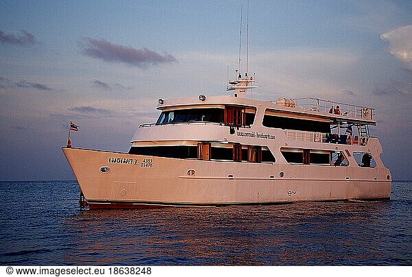Boot für Taucher Mermaid 1  Similan Inseln  Andamanensee  Thailand  Asien