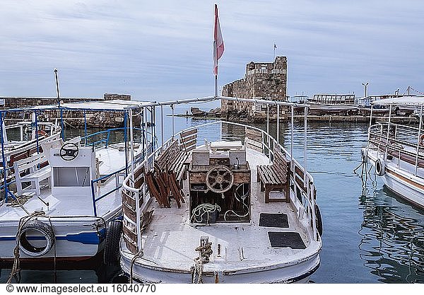 Boot im Hafen von Byblos  der größten Stadt im Gouvernement Mount Lebanon im Libanon.