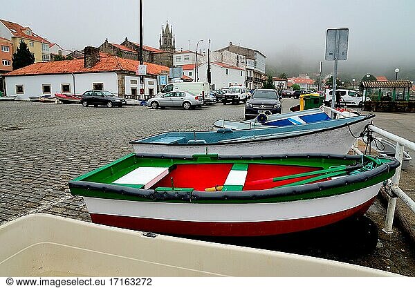 Boot im Seehafen von Corcubion  A Coru?a  Spanien.