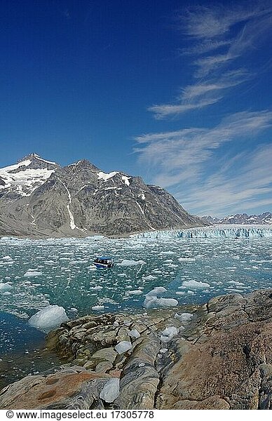 Boot im Treibeis  Gletschereis  Knud Rasmussen Gletscher  Tasilaq  Grönland  Nordamerika
