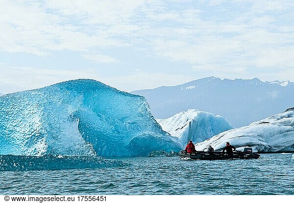 Boot mit Touristen  Gletscherlagune Jökulsárlón  Vatnajökull Gletscher  Austurland  Ost-Island  Island  Europa