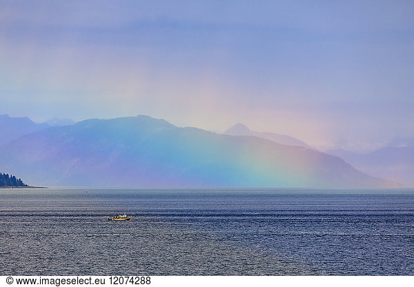 Boot  riesige Regenbogenfarben leuchten im Nebel über der Fairweather Range  Icy Strait  nahe Glacier Bay  Inside Passage  Alaska  Vereinigte Staaten von Amerika  Nordamerika