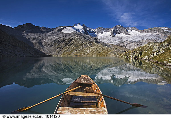 Boot vor Reichenspitze im Unteren Gerlossee  Zillertaler Alpen  Nordtirol  Österreich  Europa