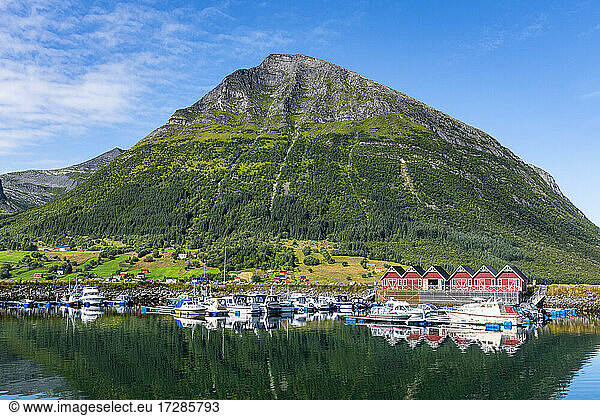 Boote am Berg am Kystriksveien  Norwegen
