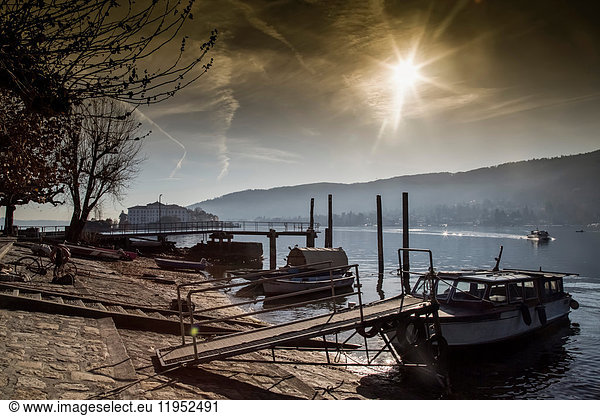 Boote am Ufer der Isola Pescatori  Lago Maggiore Piemont  Italien