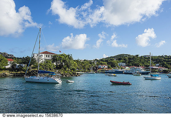 Boote auf See in der Bucht von Cruz gegen den Himmel im Virgin Islands National Park  USA