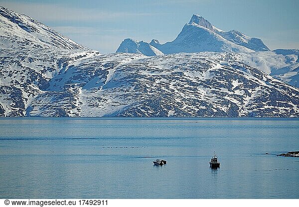 Boote im Fjord  schroffe  verschneite Berglandschaft  Nuuk  Arktis  Nordamerika  Grönland  Dänemark  Nordamerika