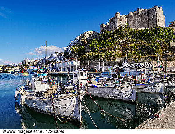 Boote im Hafen und Kloster des Heiligen Franziskus  Mahon(Mao)  Menorca (Menorca)  Balearische Inseln  Spanien  Mittelmeer  Europa