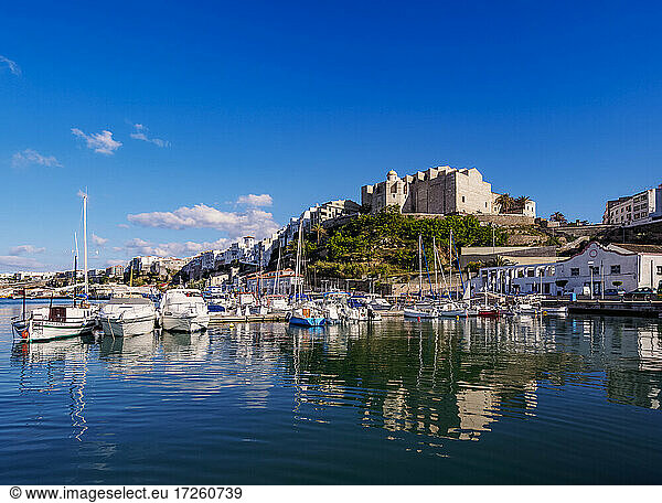 Boote im Hafen und Kloster des Heiligen Franziskus  Mahon (Mao)  Menorca (Menorca)  Balearische Inseln  Spanien  Mittelmeer  Europa