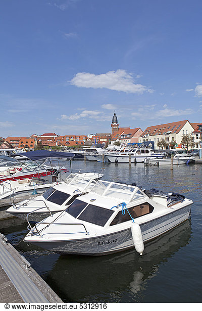 Boote im Hafen  Waren  Mecklenburgische Seenplatte  Mecklenburg-Vorpommern  Deutschland  Europa