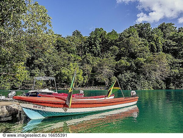 Boote in der Blauen Lagune  Portland Parish  Jamaika.