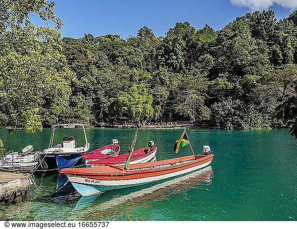 Boote in der Blauen Lagune  Portland Parish  Jamaika.