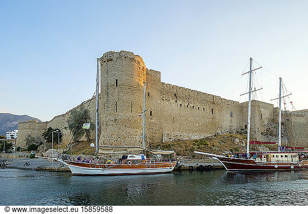 Boote vor dem Schloss Kyrenia bei Sonnenuntergang  Kyrenia (Girne)  Zypern