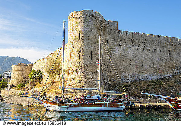 Boote vor dem Schloss Kyrenia  Kyrenia (Girne)  Zypern
