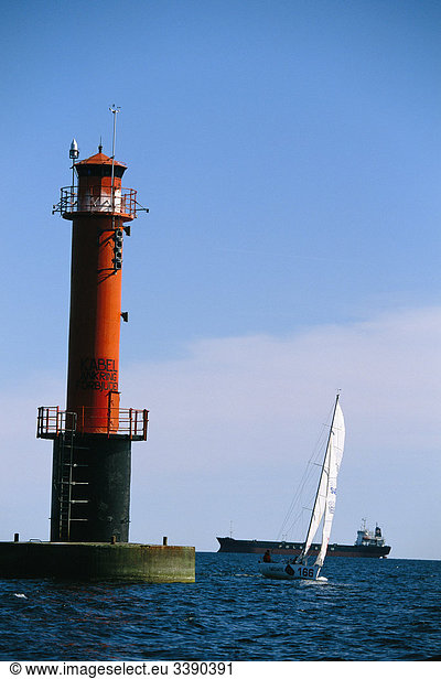 Boote vorbei ein Leuchtturm  Schweden.