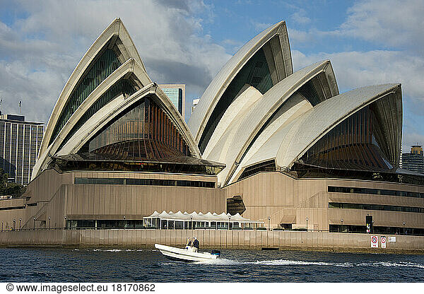 Bootsfahrt vorbei am Sydney Opera House in Sydney  Australien; Sydney  New South Wales  Australien