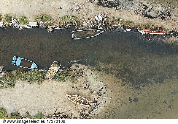 Bootsfriedhof  Luftaufnahme  Drohnenaufnahme  Naturschutzgebiet Ebro-Delta  Provinz Tarragona  Katalonien  Spanien  Europa