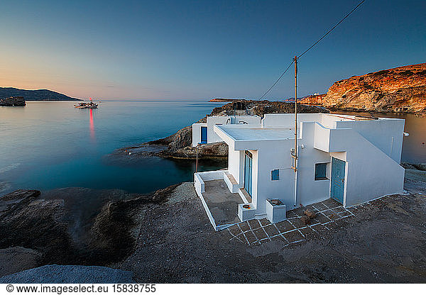 Bootshäuser im Fischerdorf Goupa auf der Insel Kimolos in Griechenland.