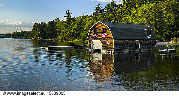 Bootshaus im Abendlicht auf einem See in Maine