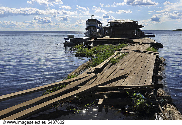Bootssteg zu Amazonasdampfer in Amazonien  Stadt Tefe  bei Manaus  Provinz Amazonas  Brasilien  Südamerika
