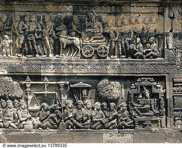 Borobudur-Reliefs aus dem Leben des Buddha. Auf der oberen Tafel ist der erste Ausflug des jungen Prinzen (Siddharta) dargestellt. Er begegnet einem alten Mann  der ihn lehrt  dass alle Lebewesen ein Ende finden müssen. Auf der unteren Tafel füttert er den hungrigen Falken (der im Baum sitzt) mit seinem eigenen Fleisch. Indonesien. Buddhistisch. 8. Jh. Zentraljava.