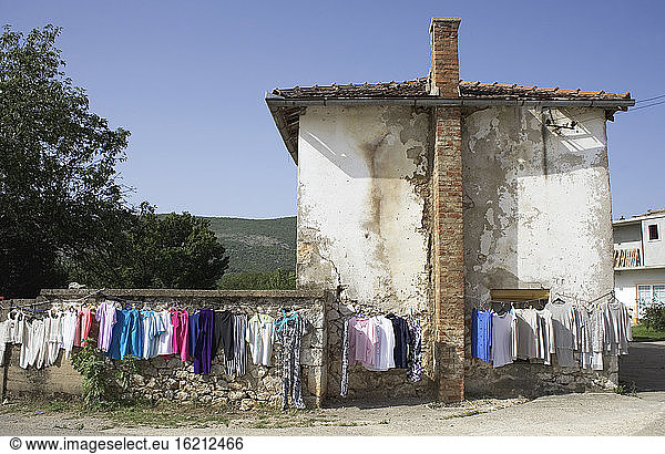 Bosnien und Herzegowina  Medjugorje  Kleidung zum Verkauf hängt auf der Leine