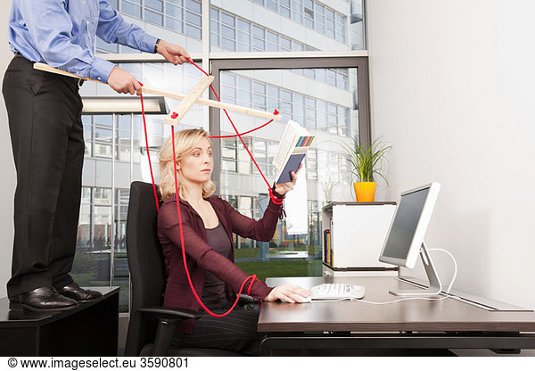 Boss koordinierender Angestellter am Schreibtisch