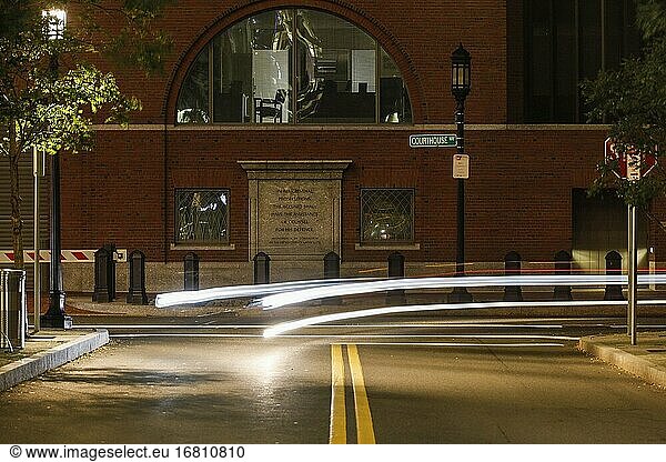Boston  Massachusetts  USA Courthouse Street im Seaport District mit Verkehr.