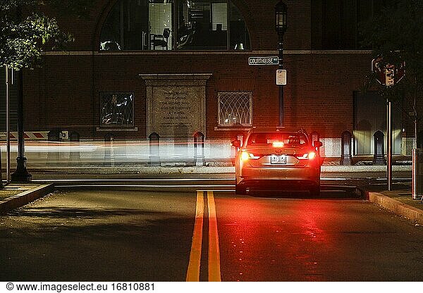 Boston  Massachusetts  USA Courthouse Street im Seaport District mit Verkehr.