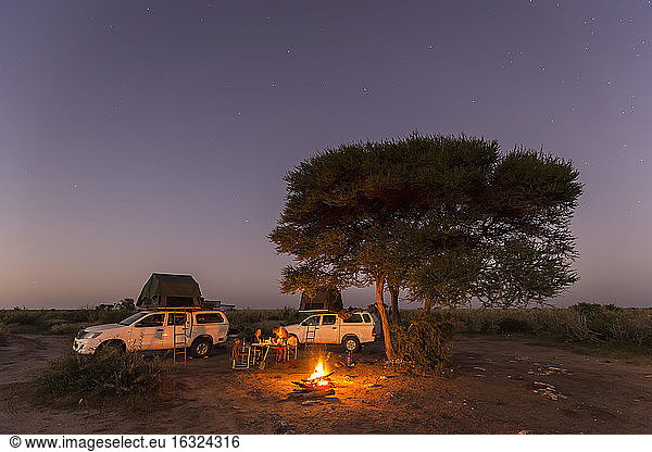 Botswana  Kalahari  Central Kalahari Game Reserve  Campingplatz mit Lagerfeuer unter Sternenhimmel