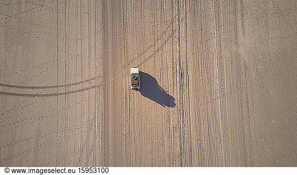 Botswana  Luftaufnahme eines 4x4-Autos bei der Überquerung von Makgadikgadi Pan