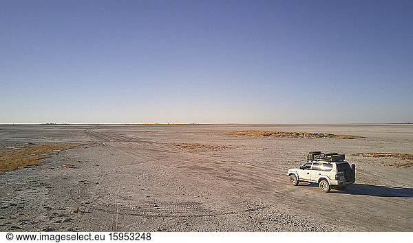 Botswana  Luftaufnahme eines 4x4-Autos bei der Überquerung von Makgadikgadi Pan