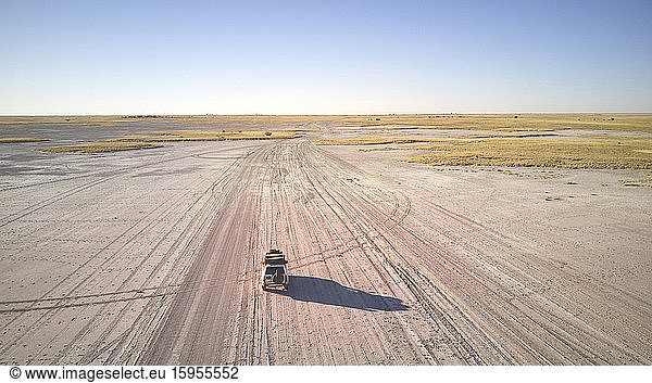 Botswana  Luftaufnahme eines 4x4-Autos bei der Überquerung von Makgadikgadi Pan